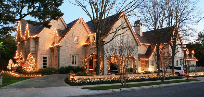 picture of a house decorated with C9 Christmas lights and garland